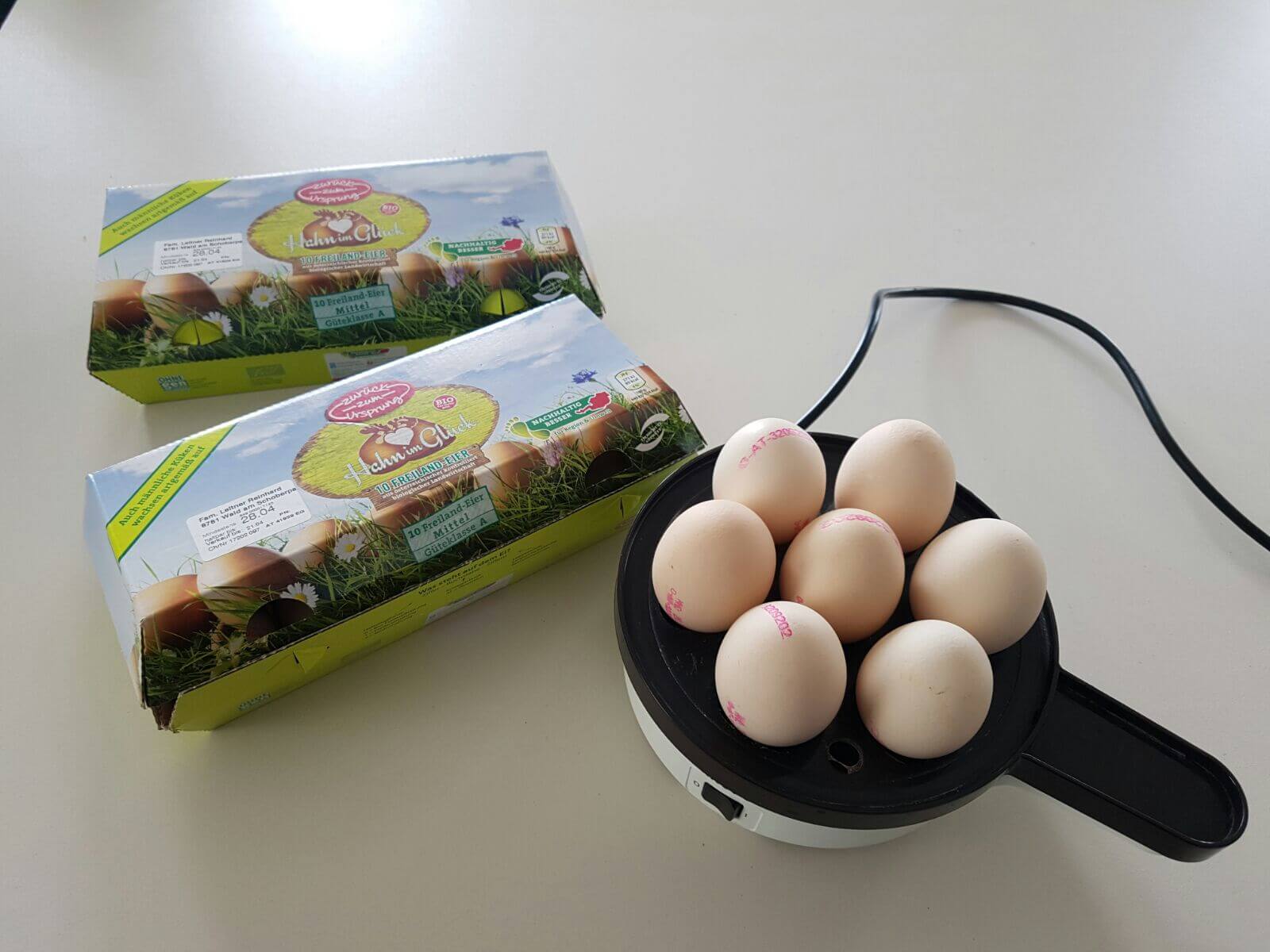 Was brauchen wir: weiße bzw. helle Eier, Eierkocher